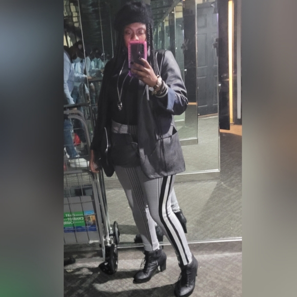 Meet your Posher, She She - Picture 2 of 7